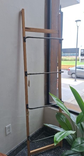 [DA4674] Escalera 19-3/4"L X 70-3/4"H Metal &19-3/4"L X 70-3/4"H Metal &